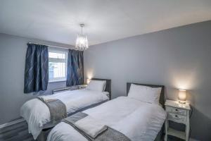 a bedroom with two beds and a window at Zadena in Bath