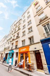 a group of people standing in front of a building at Studio Cosy - Le Marais centre in Paris