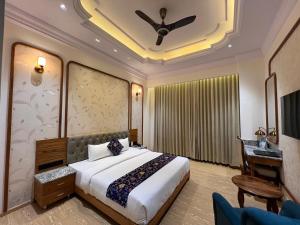 a bedroom with a bed and a desk in a room at Hotel Virasat-E-Bushahr in Rāmpur
