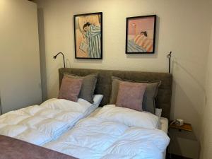 two beds sitting next to each other in a bedroom at ZweiundMeer Bungalow 2 in Wiek auf Rügen