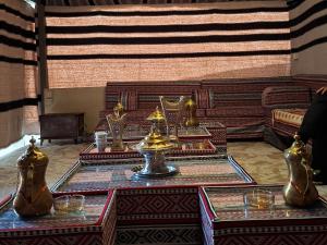 ein Zimmer mit einem Tisch, auf dem goldene Gegenstände liegen in der Unterkunft Jeeso Hotel in Gerasa