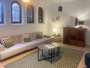 a living room with a couch and a table at vakantiewoning Kloosterpad in Damme