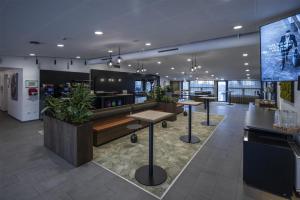 ein Restaurant mit Tischen und Topfpflanzen in der Unterkunft Scandic Aalborg Øst in Aalborg