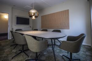 ein Besprechungsraum mit Tisch und Stühlen in der Unterkunft Scandic Aalborg Øst in Aalborg