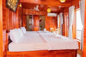 a bedroom with a large bed with white sheets at Bungalow Hải Yến in Ly Son +18 photos