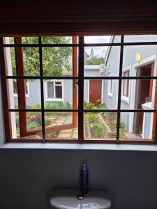 a window with a view of a yard through it at Roux Casa 2 in Swellendam +11 photos