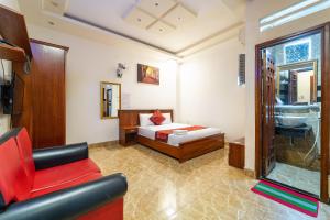 a living room with a bed and a bathroom at Collection O Long Phung Hotel in Ho Chi Minh City