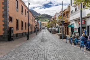 a cobblestone street in a town with tables and chairs at Charming Street Studio in Tegueste in Santa Cruz de Tenerife