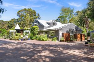 a house with a garden in the driveway at Rosewood Guesthouse in Margaret River Town