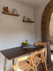 a table and two chairs in a room at El Refugio de Juncalillo in Gáldar