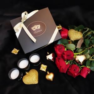 a box of chocolates and roses next to a bouquet of roses at La Suite Balinaise in Quimper