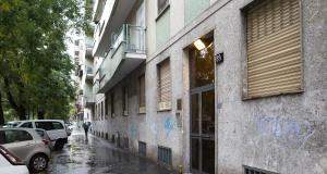 eine Straße mit Autos, die an der Seite eines Gebäudes geparkt sind in der Unterkunft ALTIDO Warm Family Flat for 6 with Terrace in Milan in Mailand