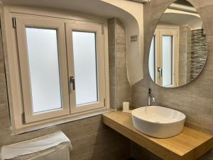 a bathroom with a sink and a mirror at Garibaldi 105 in Castrovillari