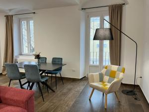 a living room with a dining room table and chairs at Garibaldi 105 in Castrovillari +13 photos
