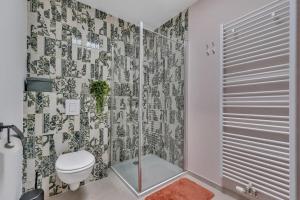 a bathroom with a shower with a toilet and a shower curtain at 't Vennehuys - vakantiehuis nabij Bokrijk in Genk +17 photos