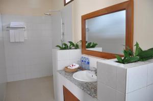 un bagno con lavandino e specchio di Trinity Family Inn a Nyaung Shwe