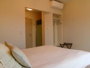 a bedroom with a white bed and a mirror at b&b Kraaiberg in Ploegsteert