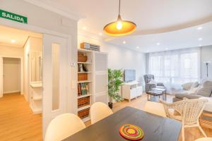 a living room with a table and chairs at Espacioso y cómodo apartamento en Pamplona in Barañáin