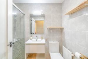 a white bathroom with a sink and a toilet at Espacioso y cómodo apartamento en Pamplona in Barañáin +40 photos