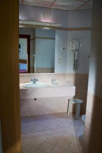 bagno con lavandino e specchio di Hotel Delle Muse a Roma