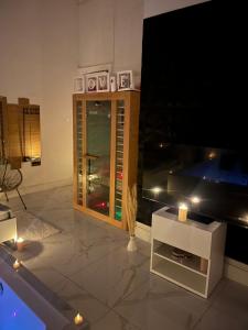 a living room with a large aquarium and a tv at Love White Room Privée avec Spa privatif in Tourcoing