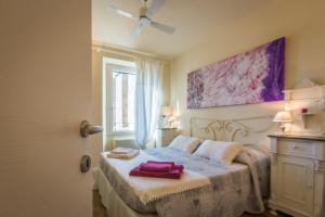 a bedroom with a bed and a window at Viterbo Antica Casa Vacanze in Viterbo