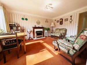 a living room with a couch and a piano at Roslyn in Romsey