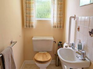 a bathroom with a toilet and a sink at Roslyn in Romsey +40 photos