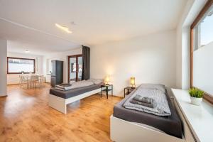 a bedroom with two beds and a dining room at KS01 Monteurwohnung mit Ausblick! in Alsbach-Hähnlein