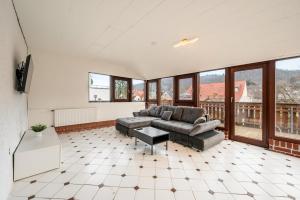 a living room with a couch and a table at KS01 Monteurwohnung mit Ausblick! in Alsbach-Hähnlein