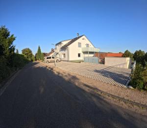 a house on the side of a road at Ferienhaus Höckelheim - FeWo Sternenhimmel - 100qm - 3 Schlafzimmer - bis 6 Gäste - Babies reisen gratis - Balkon, Garten & Grill - Klimaanlage, Raffstores & Fußbodenheizung - Smart-TV - Küche mit Induktionsherd & Spülmaschine - nahe Göttingen in Northeim