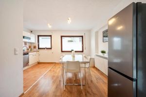 a kitchen and dining room with a table and a refrigerator at KS01 Monteurwohnung mit Ausblick! in Alsbach-Hähnlein