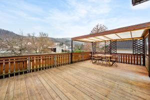 a wooden deck with a table and chairs on it at KS01 Monteurwohnung mit Ausblick! in Alsbach-Hähnlein