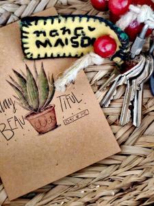 a sign and a potted plant on a wicker basket at Nanà Maison in Nardò