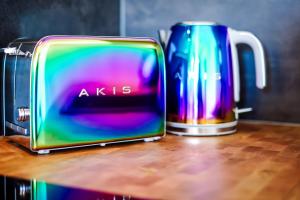 two colorful toasters sitting on a wooden table at Ferienwohnung CityVibes in Winterberg