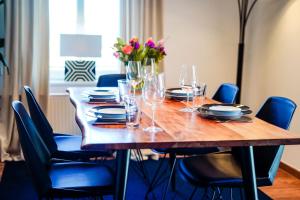 a wooden table with wine glasses and flowers on it at Ferienwohnung CityVibes in Winterberg