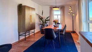 a dining room with a wooden table and chairs at Ferienwohnung CityVibes in Winterberg