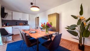 a dining room with a wooden table and chairs at Ferienwohnung CityVibes in Winterberg