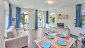 a living room with a couch and a table at spiaggia uno pool side apartment in Bellagio