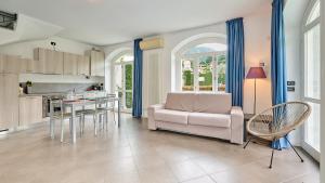 a living room with a couch and a table at spiaggia uno pool side apartment in Bellagio