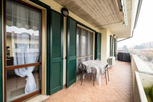 a balcony with a table and chairs on it at Casa Alexandra in Pantigliate