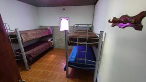 a small room with two bunk beds and a table at Hostel Lagos del Sur in El Chalten