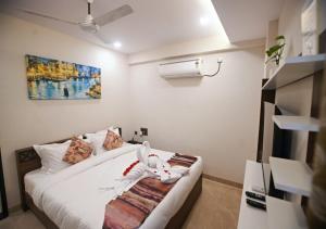 a bedroom with a bed in a room with at Suncrisp Studio Rooms in Pedda Waltair +13 photos