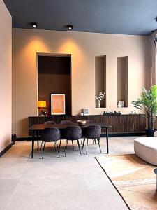 a dining room with a table and chairs at Park Lofts Groningen in Groningen