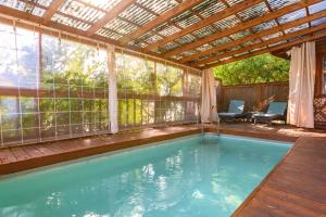 an indoor swimming pool with a pergola and a swimming poolvisor at Rosh Pinat Noy in Rosh Pinna