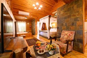 a living room with a bed and a table in a room at Rosh Pinat Noy in Rosh Pinna