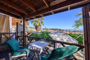 a balcony with chairs and a table and a view at Rosh Pinat Noy in Rosh Pinna