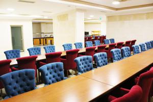 uma sala de conferências com uma mesa longa e cadeiras em Safa Royal Museum Hotel em Konya