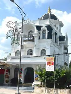 a large white building with a dome on top at Huỳnh Thảo in Vũng Liêm
