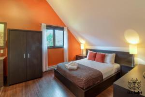 a bedroom with orange walls and a bed and a window at Chalet charmant - Détente familiale in Scott